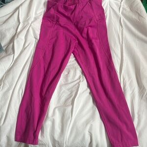 These are pink athletic leggings with pockets!